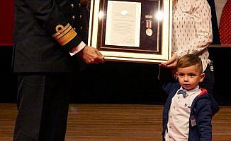2,5 yaşındaki Utku Baran babasının madalyasını aldı