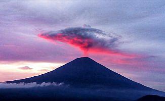 Agung Yanardağı yeniden kül ve duman püskürtmeye başladı