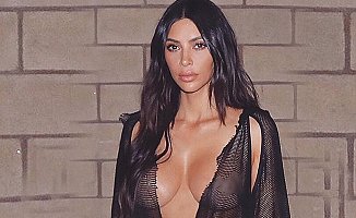 Kim Kardashian'dan cesur yatak pozu