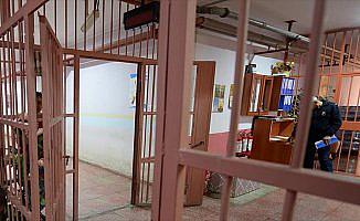 FETÖ'cü polisler cezaevinde 'rahat' durmuyor