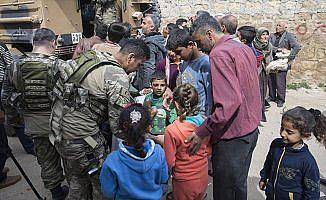 Afrinli aileler YPG/PKK korkusuyla kaçan çocuklarına kavuşmak istiyor