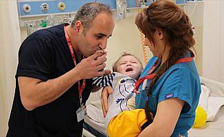 Bombadan yaralanan Suriyeli bebek Türkiye'de yaşama tutundu