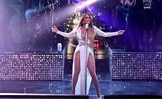 Galaya Jennifer Lopez kıyafeti ile damgasını vurdu