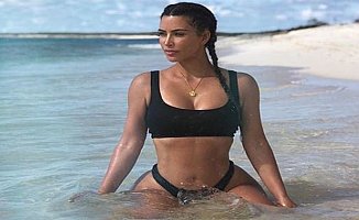 Kardashian kardeşlerden bikini şov