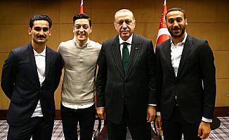 Cumhurbaşkanı Erdoğan Premier Lig'de oynayan Türk futbolcularla buluştu