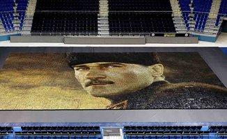 Fenerbahçe'den 60.000 renkli bardakla dev Atatürk portresi 
