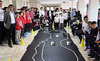Öğrencilerin robotları 'egemenlik yolunda' yarıştı