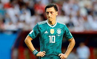 Almanya'da elenmenin faturası Mesut Özil'e çıkarılmaya çalışılıyor