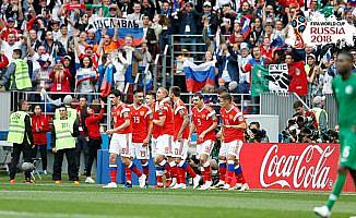 Ev sahibi Rusya Dünya Kupası'na galibiyetle başladı