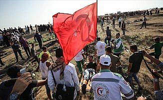 İsrail askerleri Türk bayrağı taşıyan Filistinli genci vurdu
