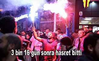Trabzonspor taraftarı galibiyeti sokaklarda kutladı