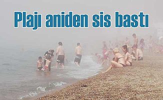 Ağustos'un ortasında plajı sis bastı, göz gözü görmez oldu