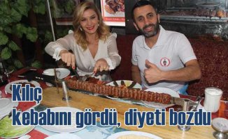 Şarkıcı Zeynep Mansur kılıç kebabıyla diyetini bozdu