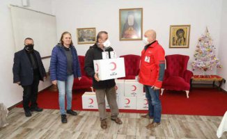 Türk Kızılay'dan ihtiyaç sahibi Rum ailelere gıda yardımı
