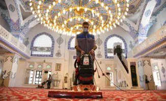 Kadıkiy'de camilerde Ramazan Ayı temizliği