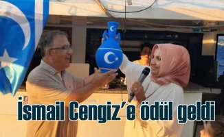 Türkmeneli kadınlarından İsmail Cengiz'e ödül