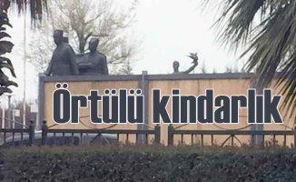 Atatürk Anıtı'nı reklam tabelasıyla kapattılar