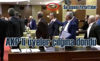 AKP'li meclis üyeleri çılgına döndü, su şişesi fırlattılar