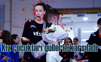 Türk A Milli Voleybol takımını yüzlerce kız çocuğu karşıladı