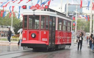İstiklal Caddesi'nde bataryalı tramvay geliyor
