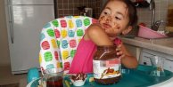 2 yaşındaki Meryem'in çikolata tutkusu