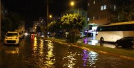 Antalya'da bir saatlik yağmur sokakları göle çevirdi
