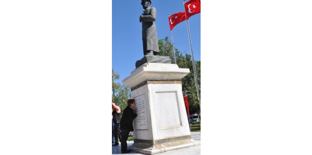 Atatürk Anıtı kaidesini öpüp dua etti