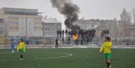 Futbolcu kızlar yedek kulübesinde ateş yakarak ısındı
