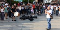 Halay Çekerek Protesto Ettiler
