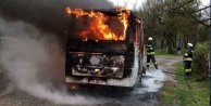İşçi servisi minibüs yolda alev alev yandı