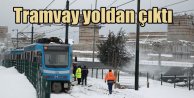 Kar tramvayı yoldan çıkardı, yolcular perişan