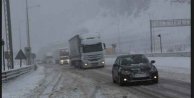 Kar yağışı Bolu Dağı'nda ulaşımı etkiliyor
