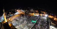 Mevlana Meydanı'nda Kadir Gecesi 60 bin kişi namaz kıldı