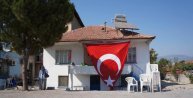 Şehidin evine yeniden dev Türk Bayrağı asıldı