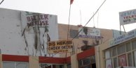 Slifke'de öfkeli vatandaşlar HDP'nin tabelası ateşe verdi