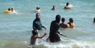Soli halk plajı Suriyeli'lerle dolup taştı