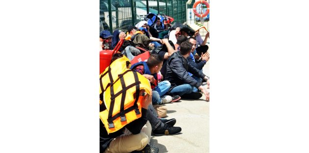 Tekneleri bozulan 84 Suriyeli kaçağı Sahil Güvenlik kurtardı