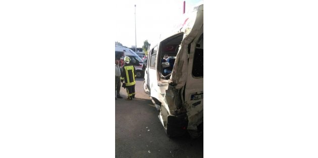 TIR minibüse arkadan çarptı: 12 yaralı