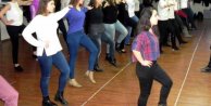 Yunan dansı Sirtaki öğrenmek için bin 500 kişi sırada