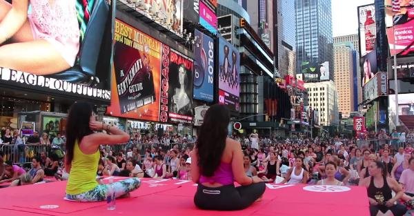 Times Meydanı'nda Yoga Zamanı