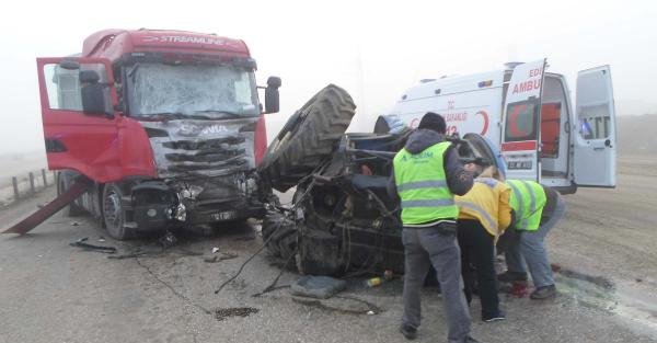 Tır Çarpan Traktörün Sürücüsü İle Oğlu Ağır Yaralandı