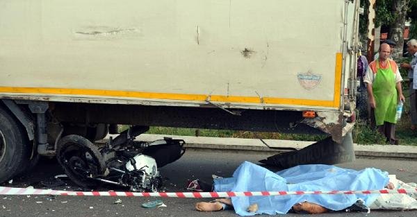 TIR'a çarpan motosikletteki 2 genç öldü