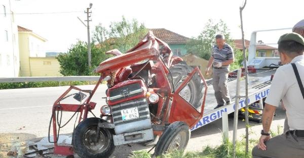 TIR'ın çarptığı traktördeki çift hayatını kaybetti