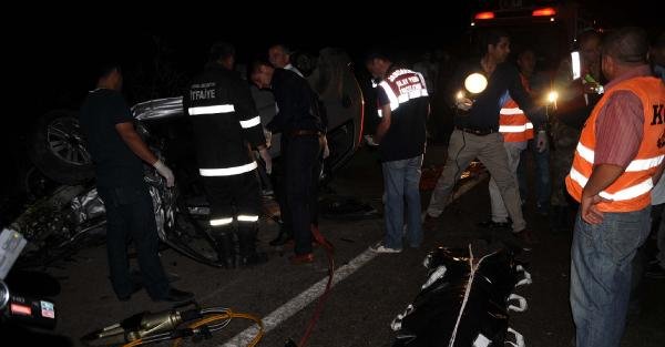 Tokat'ta 2 otomobil kafa kafaya çarpıştı: 2 ölü, 5 yaralı