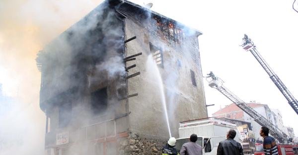Tokat'ta Tarihi Ahşap Bina Yangında Kül Oldu (2)