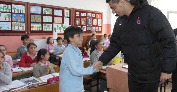 Trabzonsporlu Cardozo'dan okulun sınıf başkanına ziyaret