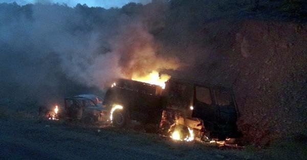 Tunceli'de yol kesen PKK'lılar 3 aracı ateşe verdi - Fotoğraflar
