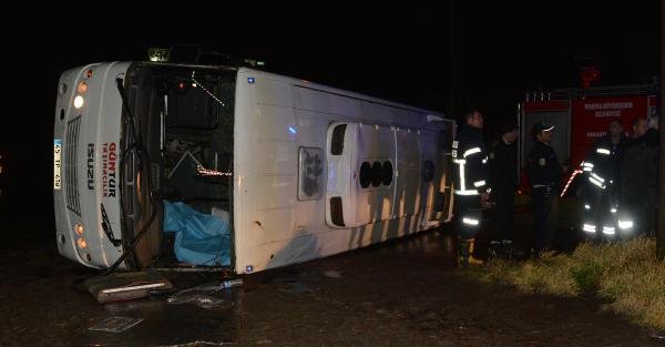 Turgutlu'da servis midibüsü devrildi: 1 ölü, 11 yaralı