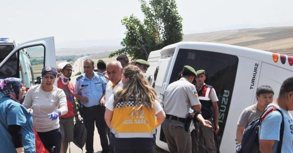 Turistleri taşıyan Midibüs devrildi: 20 yaralı