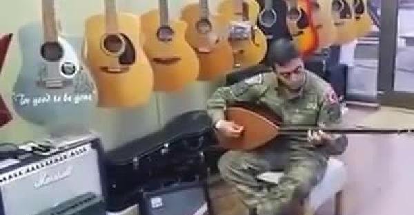 Türk askerinin Kosova’da söylediği şarkı izlenme rekoru kırıyor